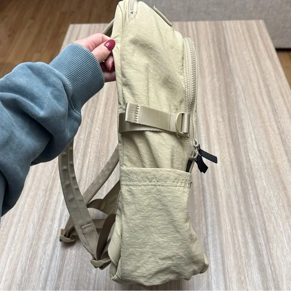 Lululemon New Crew Backpack in Color Trench 22L - Picture 6 of 16